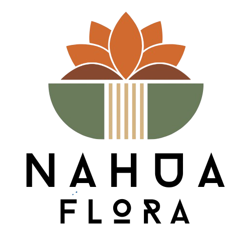 Logotipo de Nahua Flora con ilustración de flor estilizada en tonos tierra y verde, simbolizando la conexión con la naturaleza y el diseño floral artesanal